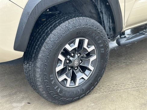 Used 2020 Toyota Tacoma TRD Off-Road image 9