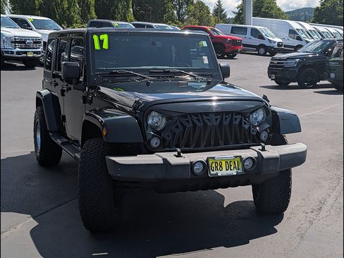 Used 2017 Jeep Wrangler Unlimited Sahara AWD/4WD image 3
