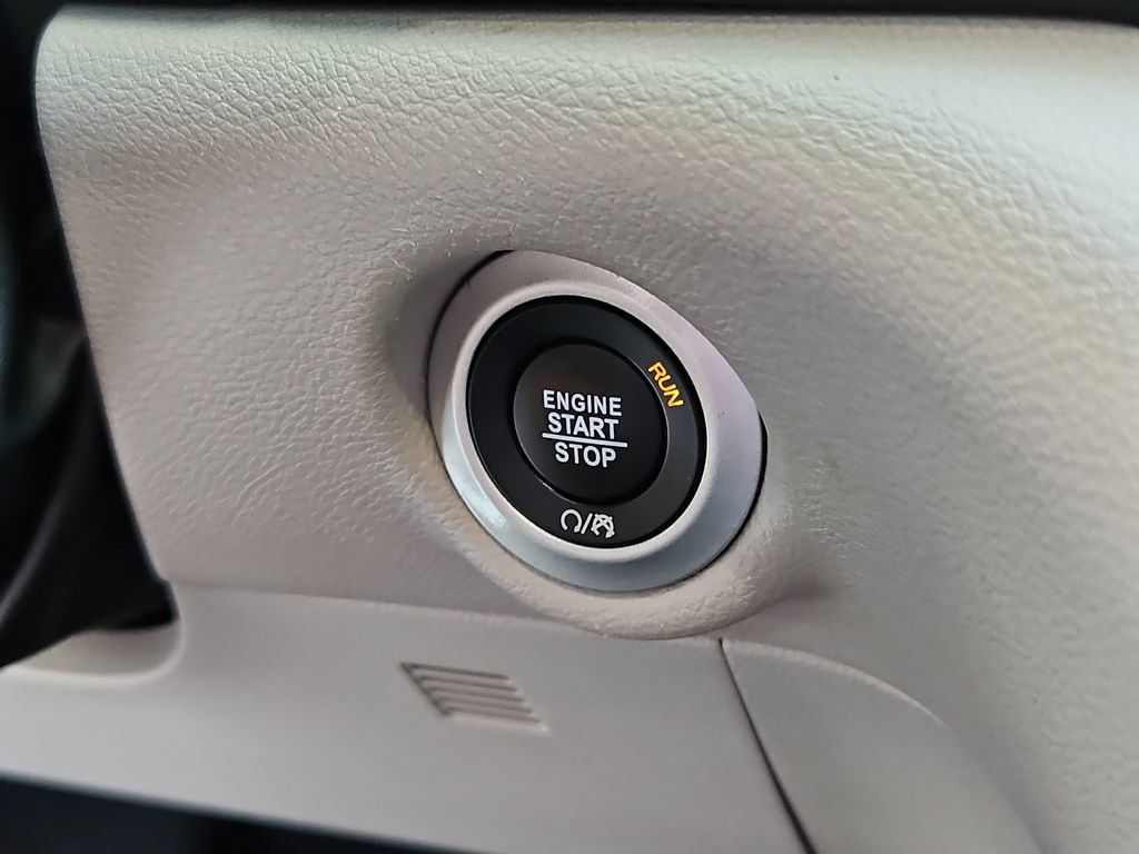 Used 2024 Chrysler Pacifica Touring-L FWD image 17