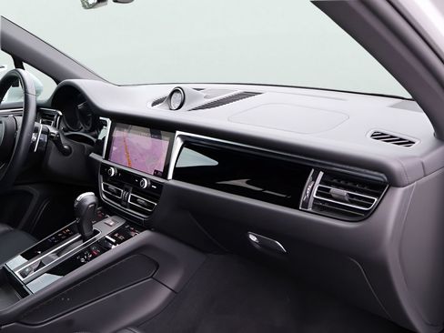 Certified 2023 Porsche Macan AWD/4WD image 9