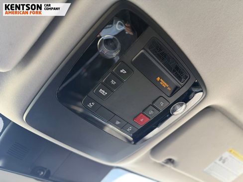 Used 2025 Kia Carnival image 33