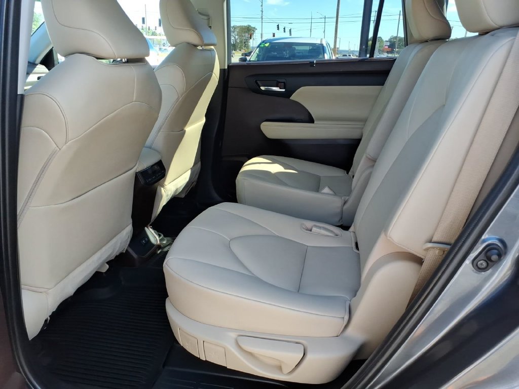Used 2020 Toyota Highlander XLE FWD image 17
