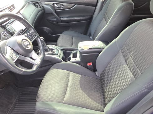 Used 2017 Nissan Rogue SV w/ SV Premium Package image 13