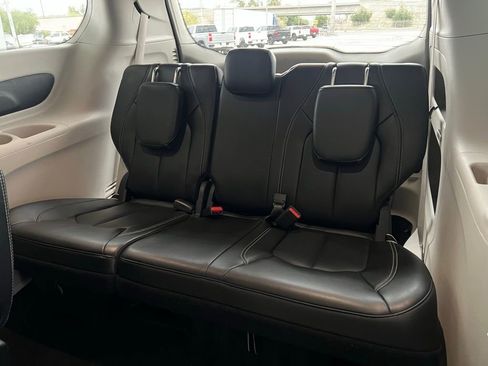 Used 2024 Chrysler Pacifica Touring-L image 19