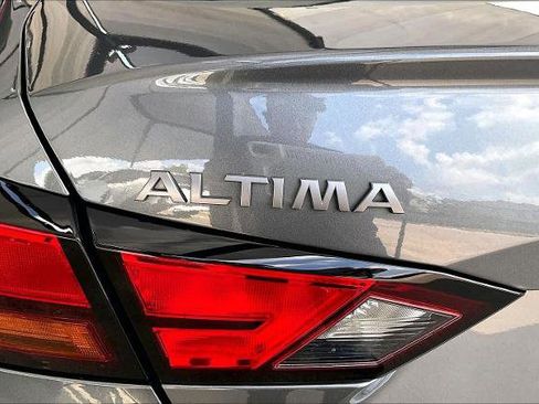 Certified 2025 Nissan Altima 2.5 SV FWD image 10