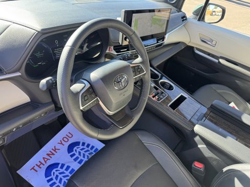 Used 2025 Toyota Sienna Platinum image 13