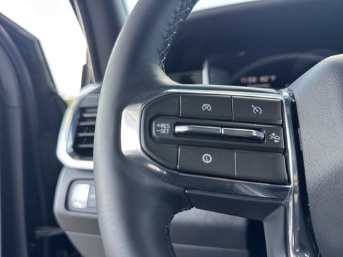 Used 2026 GMC Acadia Elevation w/ Elevation Premium Package FWD image 19