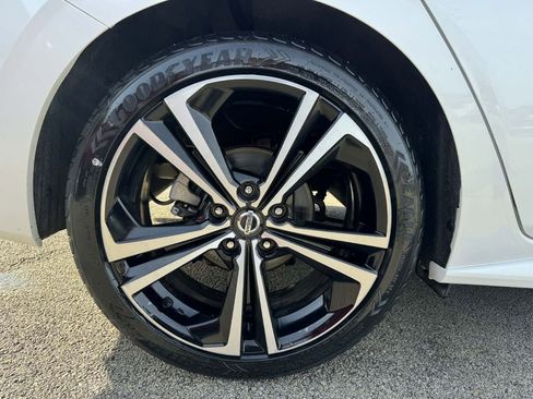 Used 2021 Nissan Sentra SR w/ SR Premium Package image 12