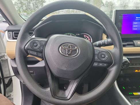 Used 2025 Toyota RAV4 XLE image 22