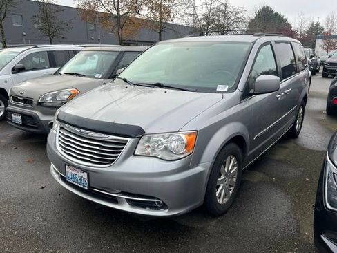 Used 2016 Chrysler Town & Country Touring image 2