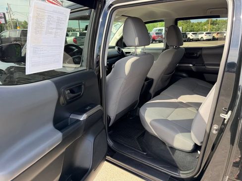 Used 2018 Toyota Tacoma SR5 AWD/4WD image 13
