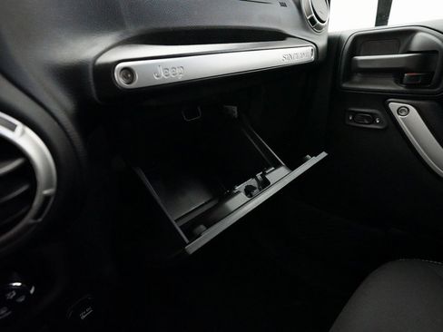 Used 2017 Jeep Wrangler Sahara w/ Connectivity Group image 27