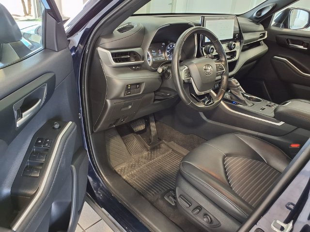 Used 2023 Toyota Highlander XSE FWD image 6