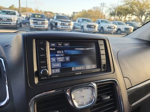 Used 2016 Chrysler Town & Country Touring image 17