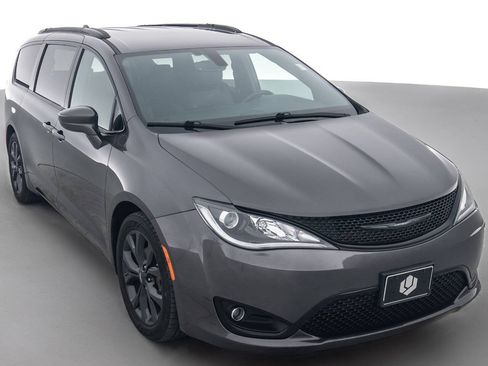 Used 2020 Chrysler Pacifica Touring-L Plus w/ S Appearance Package FWD image 1