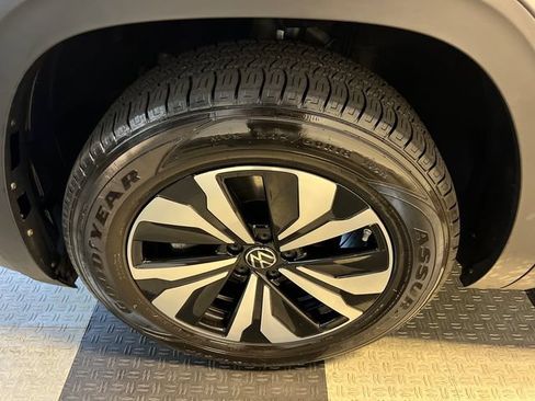 Certified 2025 Volkswagen Atlas SE FWD image 8