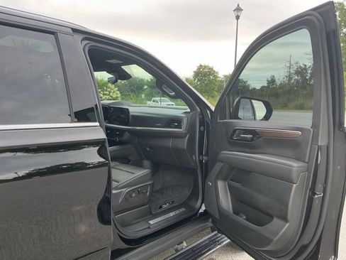Used 2025 Chevrolet Suburban High Country AWD/4WD image 17