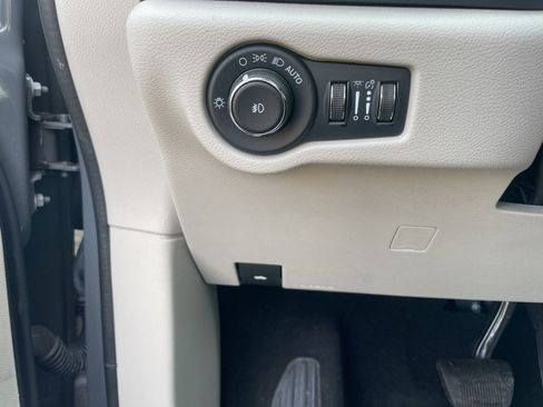 Used 2023 Chrysler Pacifica Touring-L image 19