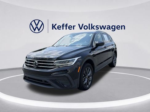 Used 2023 Volkswagen Tiguan SE w/ Panoramic Sunroof Package FWD image 1