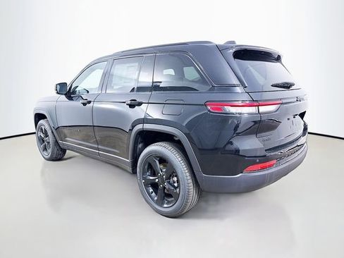 Used 2025 Jeep Grand Cherokee Limited w/ Black Appearance Package AWD/4WD image 5