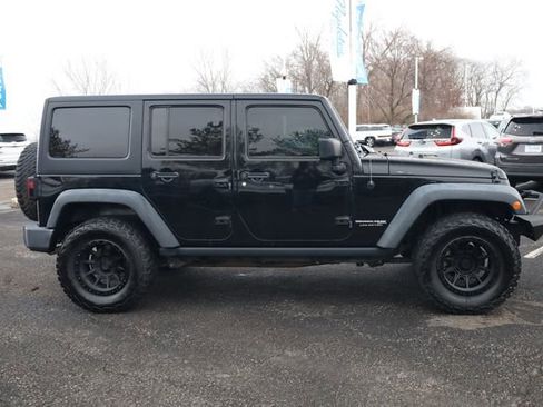 Used 2018 Jeep Wrangler Unlimited Rubicon w/ Connectivity Group image 3