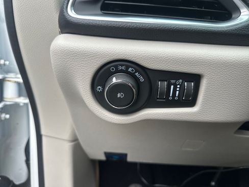 Used 2023 Chrysler Pacifica Limited w/ Uconnect Theater Family Group FWD image 19