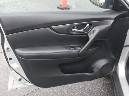 Used 2018 Nissan Rogue SV image 13