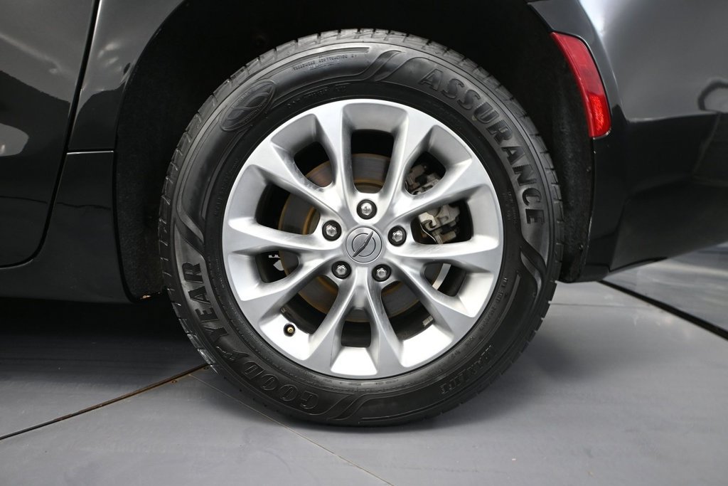 Used 2023 Chrysler Pacifica Touring-L AWD/4WD image 10