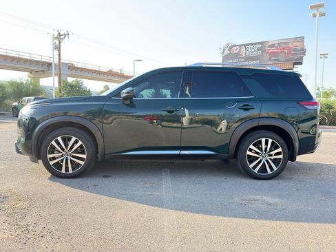 Used 2025 Nissan Pathfinder Platinum FWD image 2