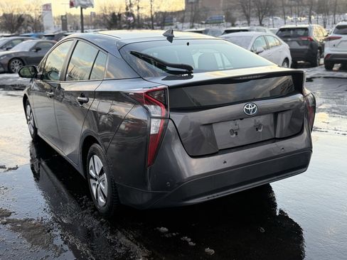 Certified 2018 Toyota Prius Two image 5