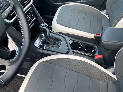 New 2026 Volkswagen Taos SE FWD image 7
