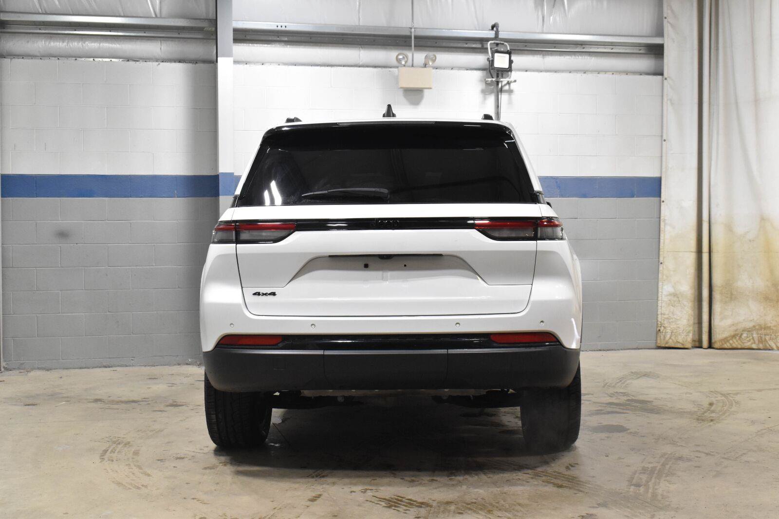 Used 2024 Jeep Grand Cherokee Altitude AWD/4WD image 21