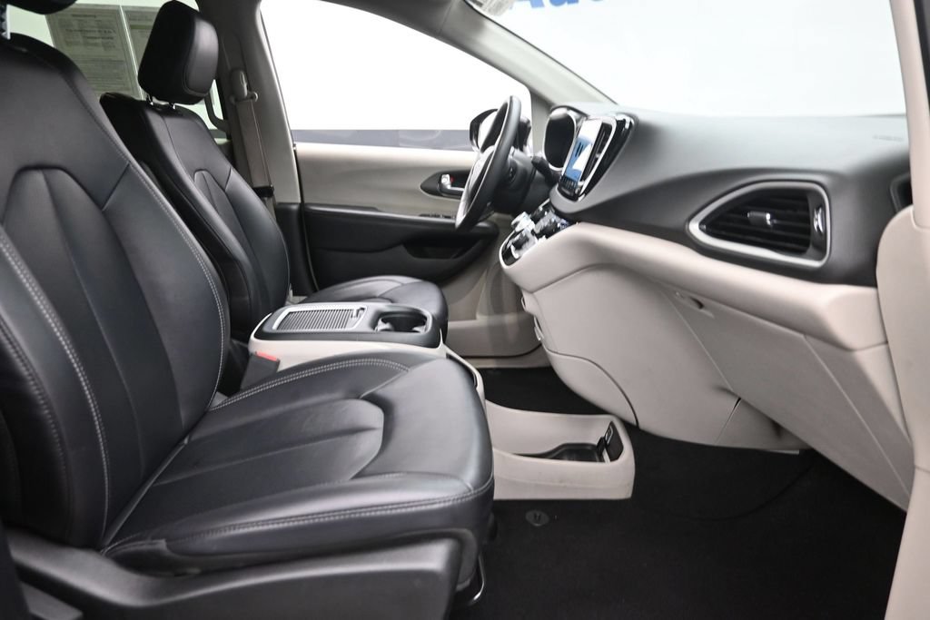 Used 2024 Chrysler Pacifica Touring-L FWD image 9