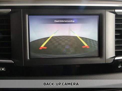 Used 2023 Chrysler Voyager LX image 3