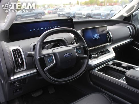 Used 2025 Ford Expedition Platinum w/ Driver's Package AWD/4WD image 14
