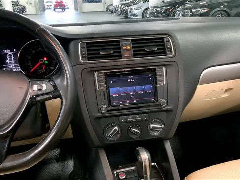 Used 2017 Volkswagen Jetta SE image 6