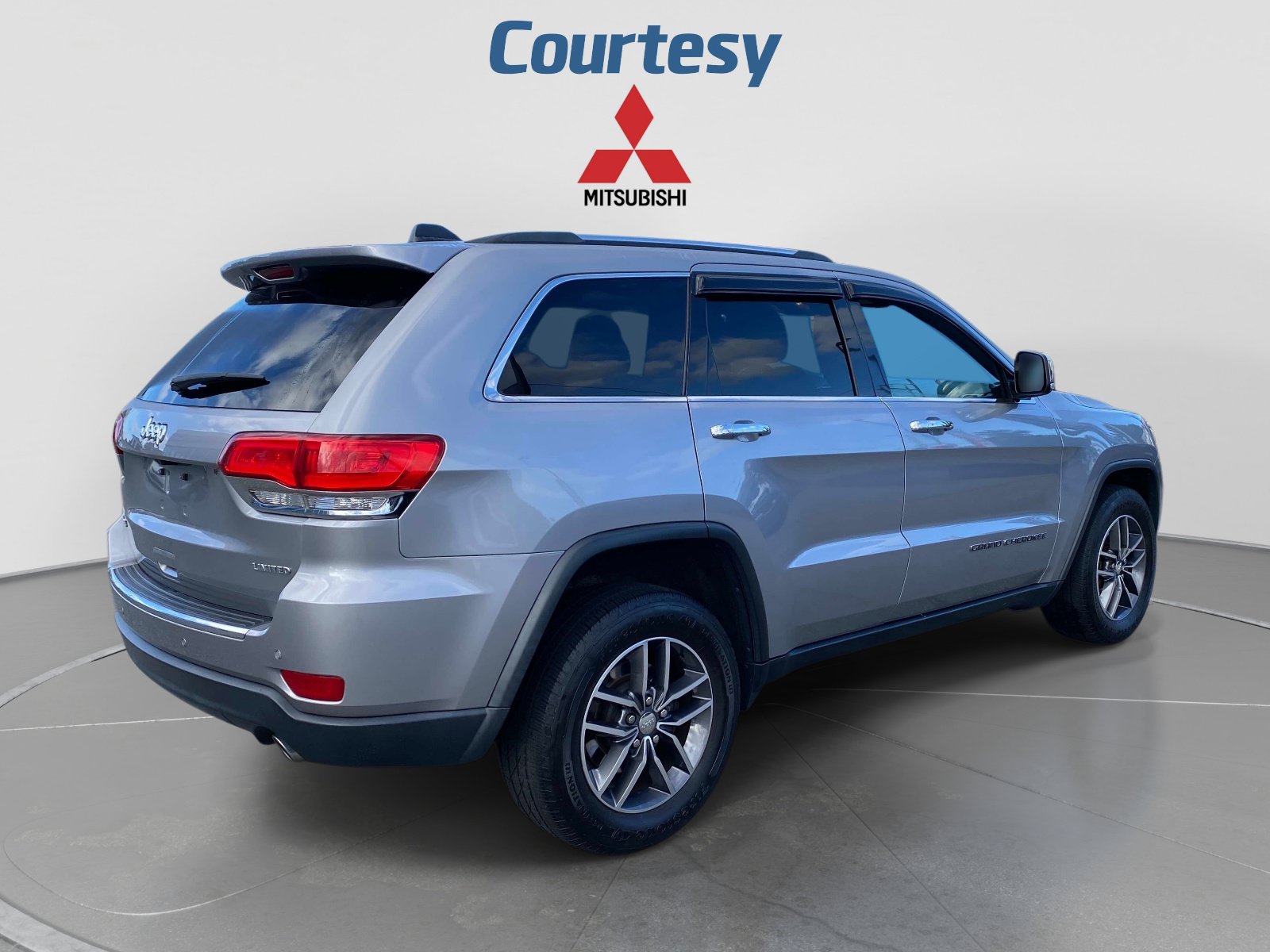 Used 2018 Jeep Grand Cherokee Limited AWD/4WD image 8