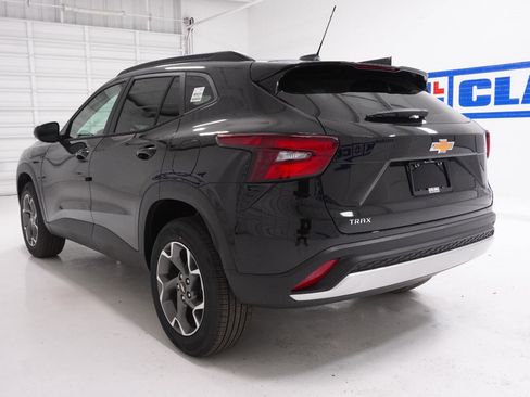 New 2026 Chevrolet Trax LT w/ Driver Confidence Package image 9
