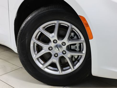 Used 2024 Chrysler Pacifica Touring-L FWD image 13