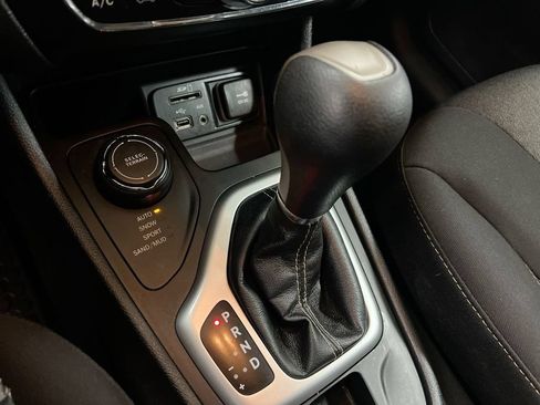 Used 2018 Jeep Cherokee Latitude w/ Cold Weather Group AWD/4WD image 17