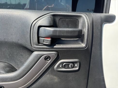 Used 2018 Jeep Wrangler Unlimited Sahara AWD/4WD image 8