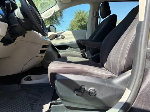 Used 2017 Chrysler Pacifica Touring FWD image 7