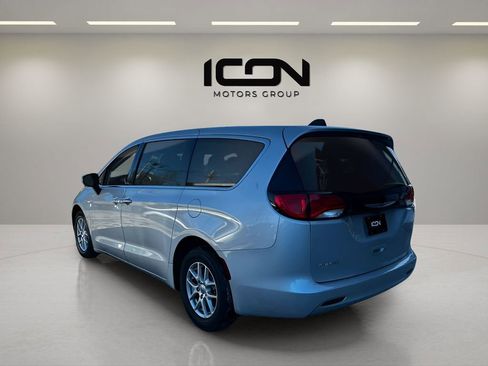 Used 2023 Chrysler Voyager LX image 3