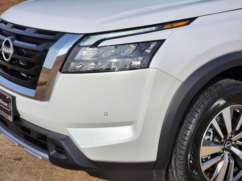 New 2025 Nissan Pathfinder SL image 9