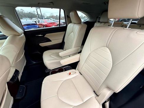 Used 2022 Toyota Highlander XLE image 14