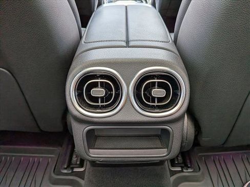 Used 2024 Mercedes-Benz GLC 300 4MATIC image 19