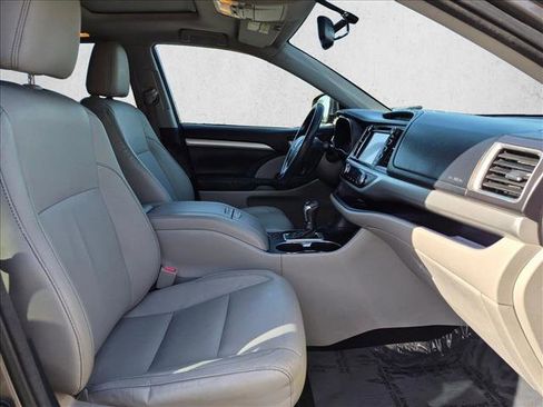 Used 2015 Toyota Highlander XLE FWD image 21