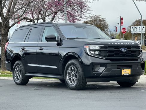Certified 2025 Ford Expedition Active image 9