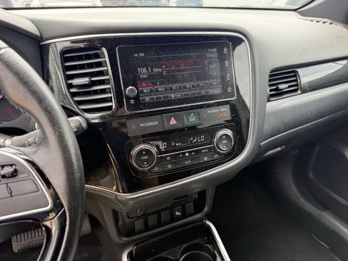 Used 2018 Mitsubishi Outlander ES AWD/4WD image 19