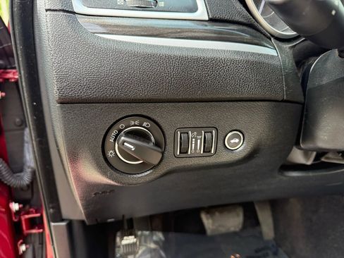 Used 2017 Chrysler 300 Limited image 19